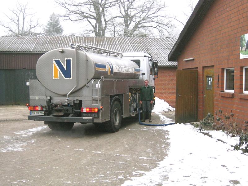 Ein Milchtankwagen holt die Milch ab, hier bei Hermann Cordes