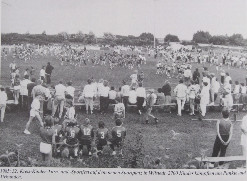 1985: 32.Kreis-Kinder-Turn- und Sportfest auf dem neuen Sportplatz in Wilstedt. 2700 Kinder kämpften um Punkte und Urkunden