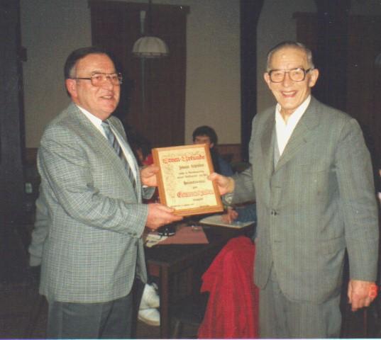 Heimatverein - Jahreshauptversammlung 19.Januar 1989, Johann Schröder wird Ehrenvorsitzender, Hans Ohlrogge überreicht die Urkunde